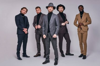 Dinnet ceketli iyi giyimli adamlar birlikte dururlar, boy boy portresi.