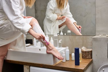 Banyo Banyosunda Tıraş Bacağı Giyen Tanımlanamayan Kadın