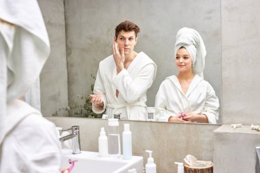 pozitif mutlu beyaz çift banyoda günlük prosedürleri uyguluyor.