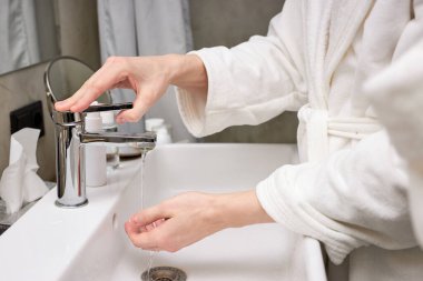 Evde sabuncu kadınla el yıkamak Coronavirus önleme için. Koronavirüsü yaymayı bırakmak için hijyen..