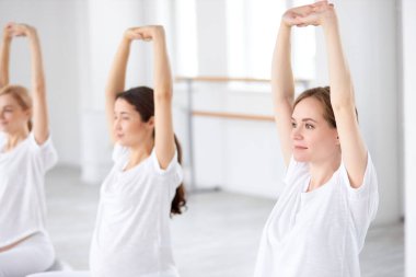 Harika hamile kadınlar doğum için egzersiz yapıyor, kaslarını çalıştırıyor.