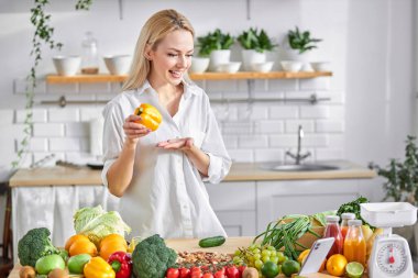 Gülümseyen dietolog cep telefonuyla video blogu çekiyor. Kadın blogcu video blogu kaydediyor, nerede, tavsiye paylaşıyor