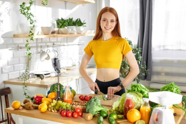 Kızılkafa yemek blogcusu yeni video üzerinde çalışıyor, nasıl yemek pişirileceğini anlatıyor, video kaydediyor