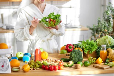 Bornozlu tanınmayan bir kadın sebzelerden taze salata yapmayı ve yemeyi sever.