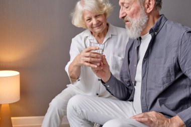 Arkadaşça hoş bir eş. Emekli kocaya bir bardak su ver.