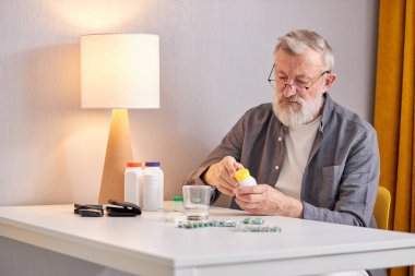 Gri Sakallı Yaşlı Erkek Masanın arkasına otur İlaç almaya gidiyorum