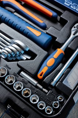 Çeşitli araçlarla, el kutusuyla dolu