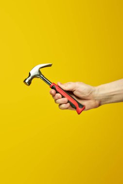 Lastik saplı yeni bir çekiç. Çivi tabancasıyla çekiç