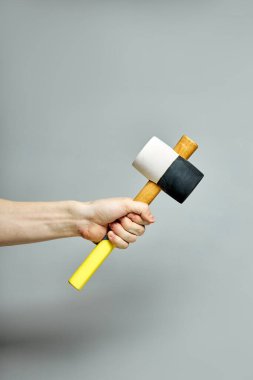 Siyah ve Beyaz Kauçuk Tokmak Gri Arkaplanda İzole Edildi