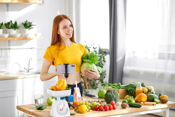 Çekici bir kadın mutfak podcast izleyicileri için yemek malzemeleri sunuyor. sağlıklı gıda konsepti