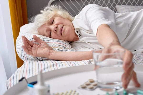 Son sınıf öğrencisinin sabahları bir bardak temiz su içerken çekilmiş yakın plan fotoğrafı.