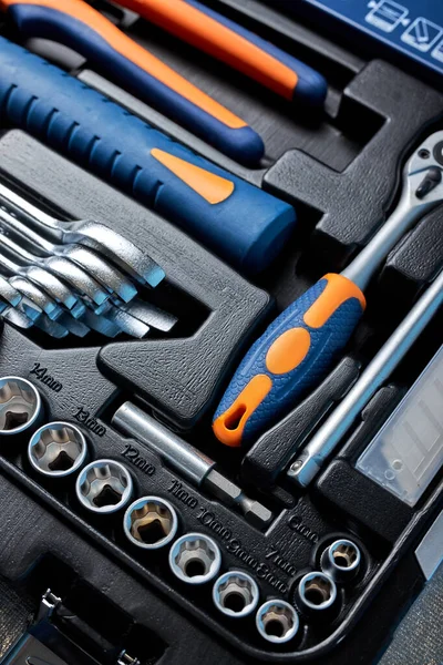 Çeşitli araçlarla, el kutusuyla dolu