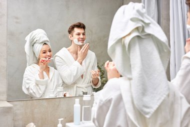 Heyecanlı Kafkasyalı çift her sabah tuvalette prosedür yapıyor.