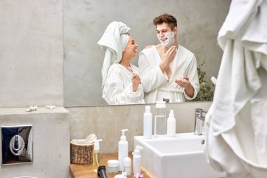 Kafkasyalı genç çift her sabah banyoda prosedür uyguluyor.