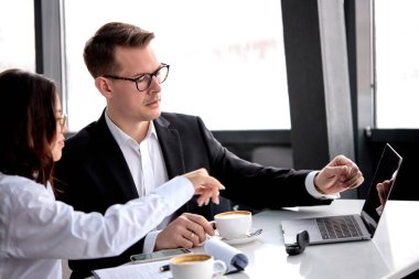 Ciddi İşadamı İş Yaparken Dizüstü Bilgisayar Kullan