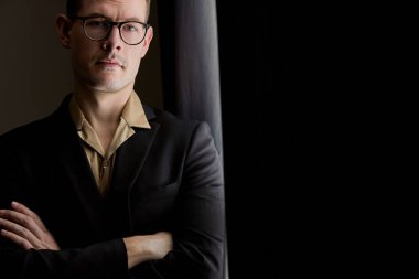 Otel odasında zarif giyinen bir işletmeci, tek başına, portre