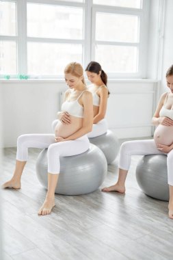 Rahatlamış hamile kadınlar aktif ve sağlıklı bir yaşam sürüyorlar. Yoga fitness sporuna gidiyorlar.