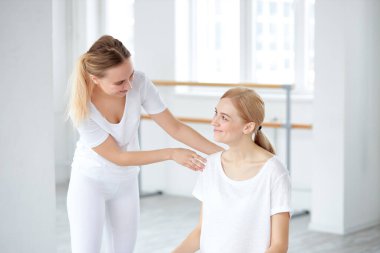 Hamile kadınları hazırlamak için spor eğitmeni müşterilerine sağlık durumlarını sor.