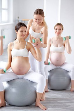 Tepkili Kafkas fitness kanepesi hamile kadınlara eğitim veriyor.