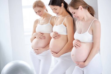 Geleceğin Anneleri Konuşuyor, Hamilelikle ilgili haberleri paylaşıyor