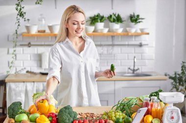 Güzel kadın blogger vlogger ve çevrimiçi etkileyicisi sağlıklı yiyecekler üzerine video içeriği kaydediyor