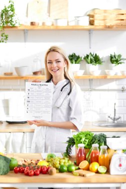 Yemek planı ve taze sağlıklı ürünleri olan yetenekli bir beslenme uzmanı.