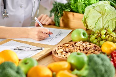 Kadın el yazısı zayıflatma planının yakın plan fotoğrafı.