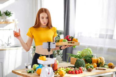 Şaşırmış, sebzeli kızıl saçlı kadın şokta.