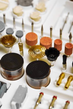 Carver enstrümanı için küçük set araçları düz yatıyordu