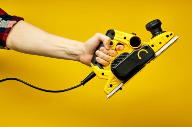 Sarı stüdyo arka planında modern güçlü elektrikli uçak