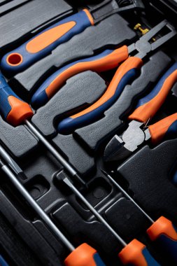 Kutudaki farklı boyutlardaki araçların koleksiyonu