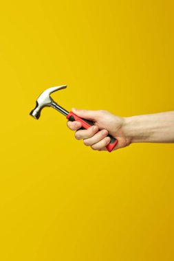 Lastik saplı yeni bir çekiç. Çivi tabancasıyla çekiç