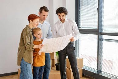 Aile ve Gayrimenkul Ajanı Planları İncelerken İletişim