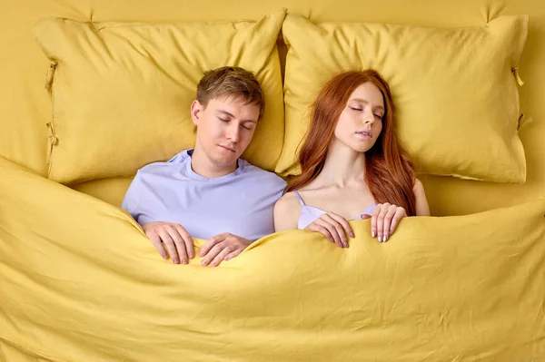 Liebenswertes kaukasisches junges Paar schläft nachts gemeinsam im Bett ein — Stockfoto