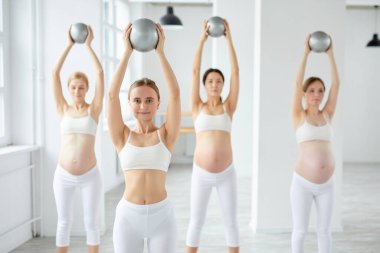 Sportif çeşitli yeraltı kadınları fitness yapıyor.