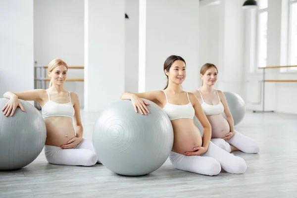 Gelukkige zwangere vrouwen enthousiast over fitness, gebruik fitnessballen voor training — Stockfoto