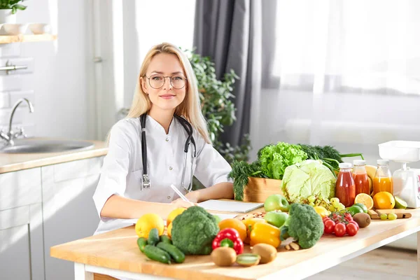 Bureau nutritionniste avec légumes sains. Diététiste professionnel qualifié travaillant sur un plan de régime — Photo