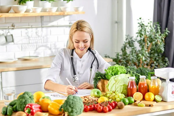여성 영양학자젊은 의사가 식생활 계획을 작성하고 있습니다. 적절 한 영양 섭취와 날씬 해 지는 개념 — 스톡 사진