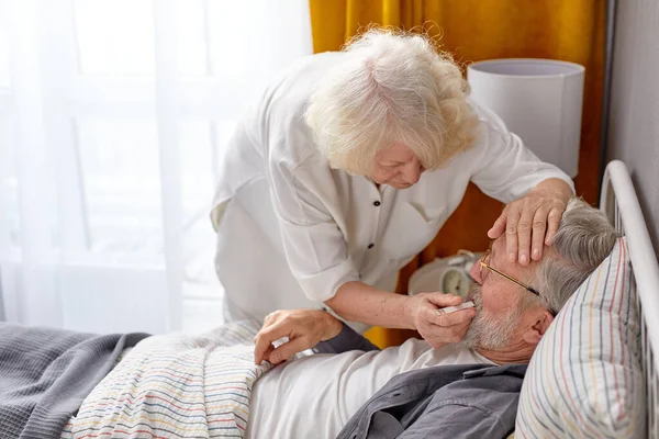 Femme âgée s'inquiète de l'état de santé du mari malade — Photo