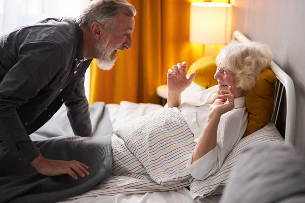 Vue de côté sur heureux retraité homme et femme s'amuser le matin à la maison — Photo