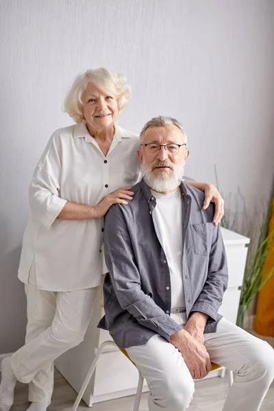Belo casal de idosos casados posando na câmera, em casa — Fotografia de Stock