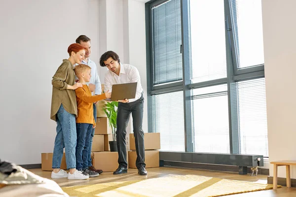 Real estate sales agent explain rental or buying condition to young family with son before move to new home or apartment