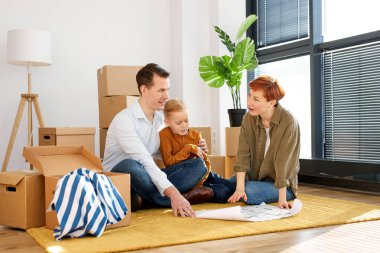 İyi ebeveynler, evlerinin yerleşimi için oğullarının isteklerini dikkate alırlar.