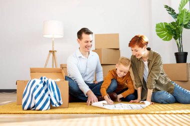 Aile planlara bakıyor. Yeni ev iç tasarımı yerleşiyor, ev sahipleri fikirleri yenilemekten bahsediyor.