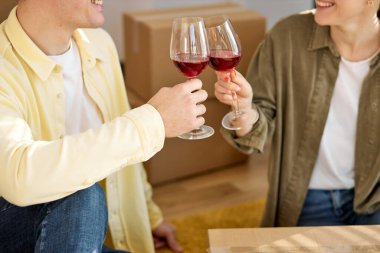 Mutlu çift yeni daireye taşınıyor. Paketleri açma zamanı.