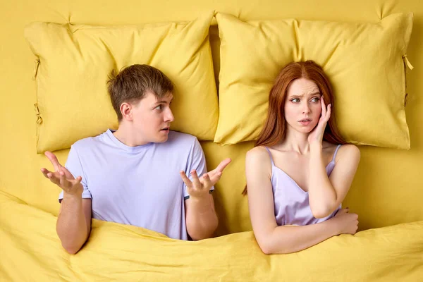 Paar streitet sich nachts im Bett, Mann ist mit Verhalten seiner Frau unzufrieden — Stockfoto