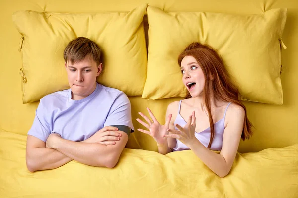 Wütende Frau äußert Unzufriedenheit mit Ehemann, der nachts zu Hause im Bett liegt — Stockfoto