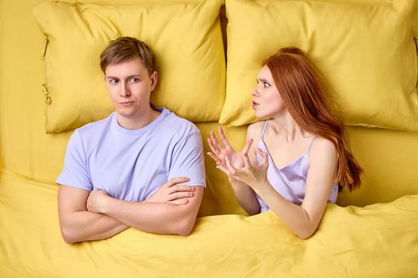 Unzufriedenes Paar mit Konflikt im Bett zu Hause, Mann ignoriert Ehefrau — Stockfoto