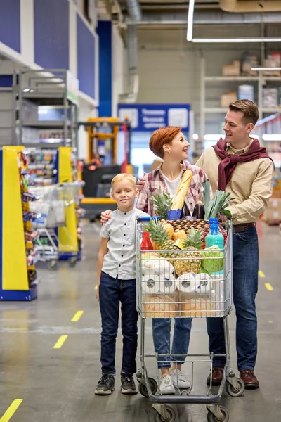 W supermarkecie: Szczęśliwa Para Ciesz się czasem zakupów z rodziną podczas spaceru po sekcjach sklepu. — Zdjęcie stockowe