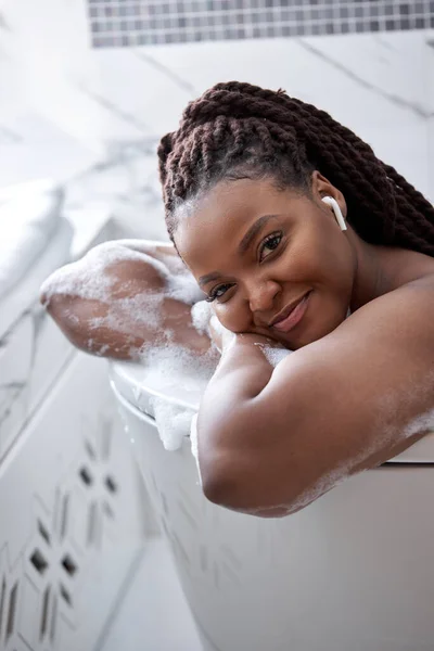 Bagno di lusso donna africana rilassante in hotel vasca idromassaggio o bagno di casa per il relax totale — Foto Stock